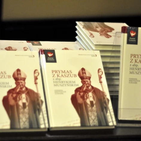 Tczew - Arcybiskup senior Henryk Muszyński w Miejskiej Bibliotece Publicznej