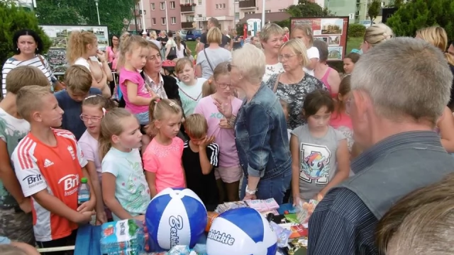 Tczew - Mali miłośnicy jazdy na hulajnogach na skwerze przy fontannie