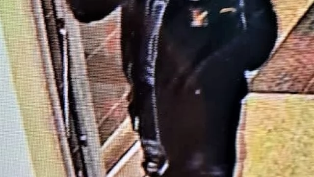 Tczew - Dwa auta na Zatorzu zniszczone. Znasz tego mężczyznę?