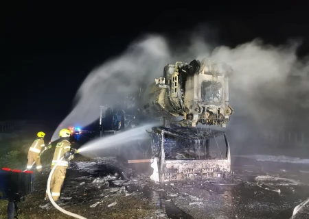 Tczew - Zablokowana autostrada A1 po nocnym pożarze dźwigu [AKTUALIZACJA]