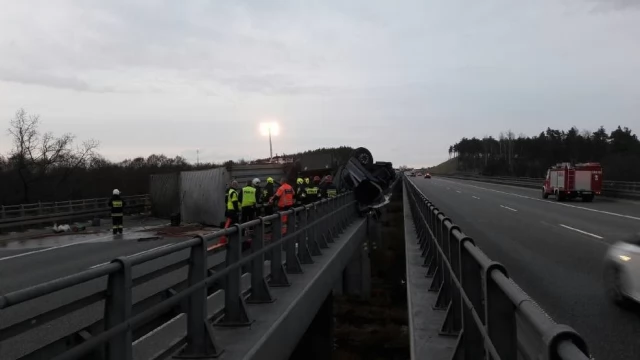 Tczew - Tragedia pod Swarożynem. Nie żyje kierowca ciężarówki