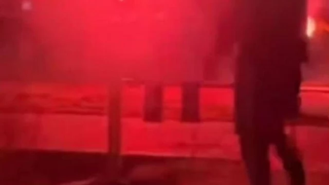 Tczew - Zadyma w Pelplinie. Palili race i szaliki przed szkołą