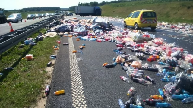 Tczew - Rozsypane butelki na autostradzie - uwaga na utrudnienia na A1 [FOTO]