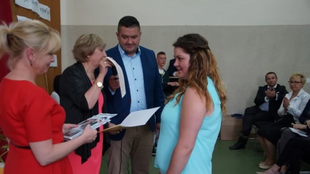 Tczew - Zakończenie roku w szkołach tczewskiego CKZ "Nauka". Czerwone Paski na świadectwach absolwentów