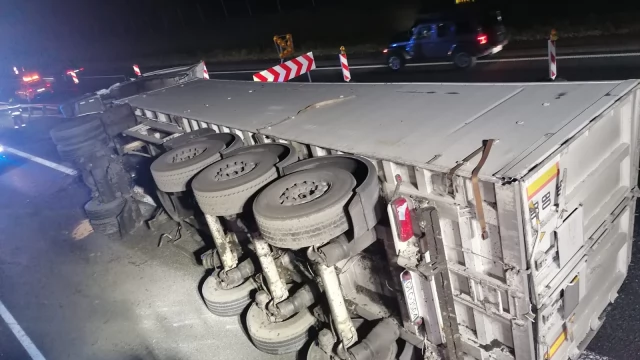 Tczew - Utrudnienia na A1 - węgiel leży na jezdni. Przewróciła się ciężarówka