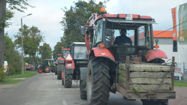 Tczew - Rolnicy wyszli na drogi. Kilkadziesiąt traktorów na rondzie łączącym dk 91 i 22