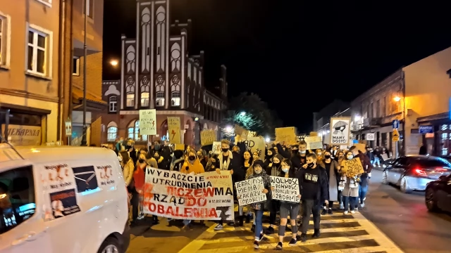 Tczew - Protesty ws. aborcji nie ustają. "Wybaczcie utrudnienia, Tczew ma rząd do obalenia" [FILM]