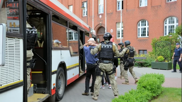 Tczew - Atak terrorystyczny na autobus - negocjacje przed ratuszem