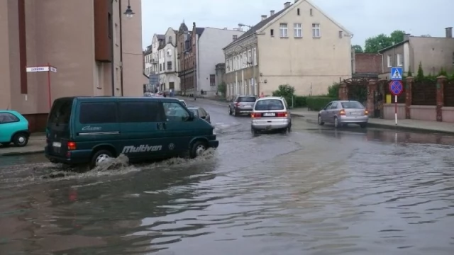 Tczew - Burza z gradobiciem nad Tczewem, w Waćmierku drzewo runęło na samochód