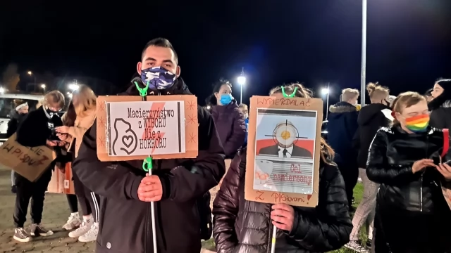 Tczew - Protesty ws. aborcji nie ustają. "Wybaczcie utrudnienia, Tczew ma rząd do obalenia" [FILM]