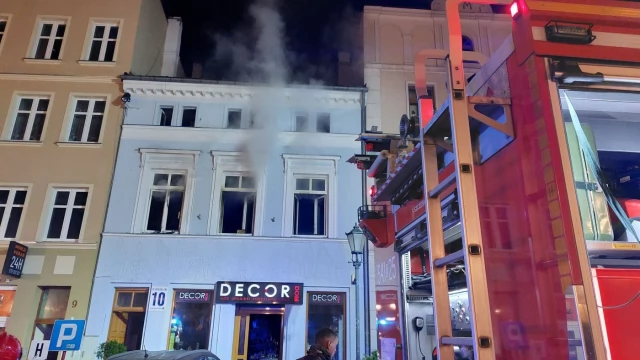 Tczew - Pożar na placu Hallera! Trzy osoby trafiły do szpitala [FOTO, WIDEO]