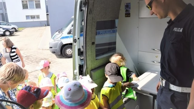 Tczew - Policjanci uczyli przedszkolaków bezpiecznych zachowań