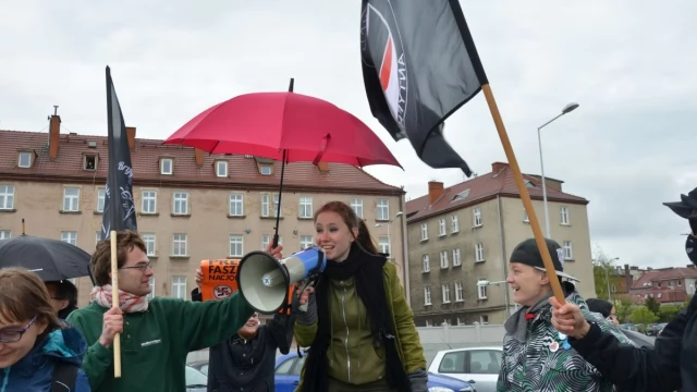 Tczew - Pikiety narodowców i środowisk antyfaszystowskich zakończyły się bijatyką