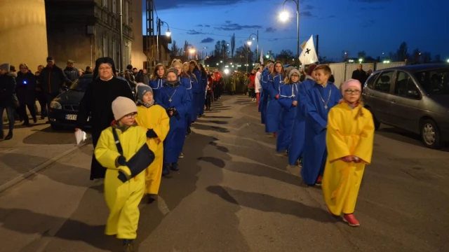 Tczew - Tłumy tczewian na staromiejskiej drodze krzyżowej
