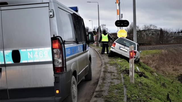 Tczew - Pijany kierowca VW staranował znak i sygnalizator świetlny