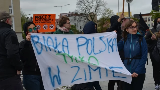 Tczew - Pikiety narodowców i środowisk antyfaszystowskich zakończyły się bijatyką