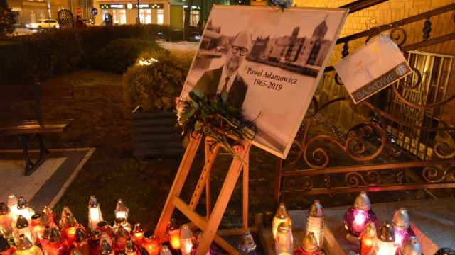 Tczew - Wybrzmiał dźwięk ciszy. Tczewianie pożegnali Pawła Adamowicza