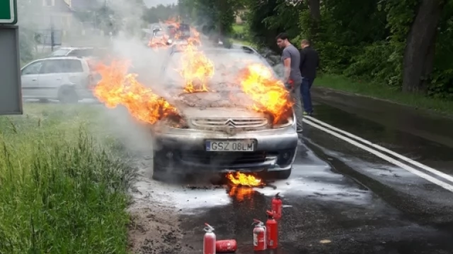 Tczew - Pożar samochodu na ul. Bałdowskiej koło Oerlikonu