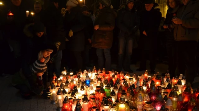 Tczew - Wybrzmiał dźwięk ciszy. Tczewianie pożegnali Pawła Adamowicza