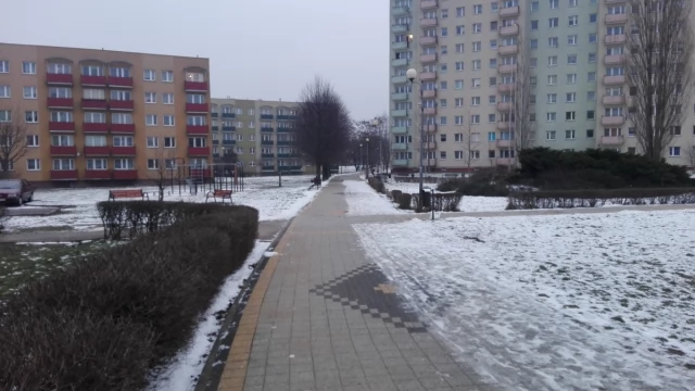 Tczew - Odśnieżanie. Dlaczego chodnik odśnieżają do połowy?