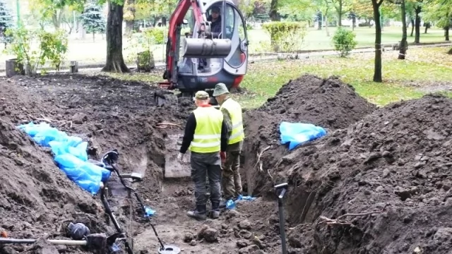 Tczew - W Parku Kopernika wydobyto już szczątki około 90 osób