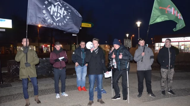 Tczew - Gorąco na Czarnym Proteście. Narodowcy usiłowali zakłócić kobiecą pikietę