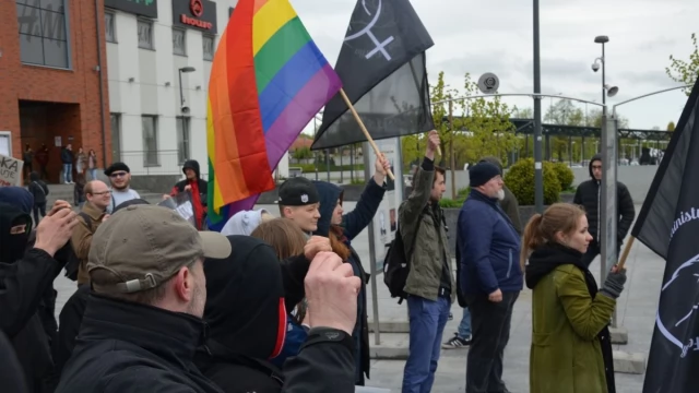 Tczew - Pikiety narodowców i środowisk antyfaszystowskich zakończyły się bijatyką