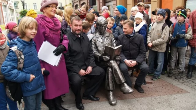Tczew - Na Starym Mieście stanęła ławeczka z wizerunkiem Romana Landowskiego