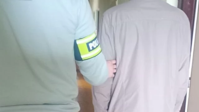 Tczew - Kopał i skakał - dzień po wyjściu z więzienia zniszczył osiedlowy szlaban