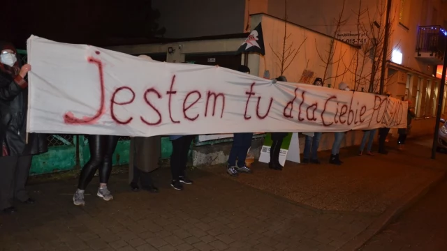 Tczew - Zbiórka podpisów pod projektem "Legalna aborcja". Narodowcy czekali z mopem. Marta Lempart w Tczewie