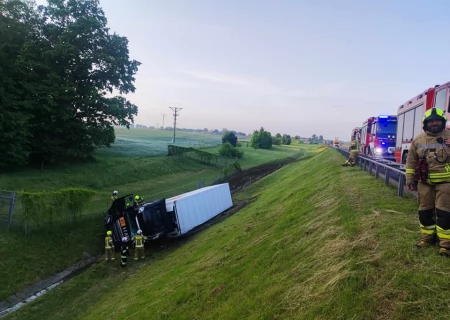 Tczew - A1. Ciężarówka wypadła z trasy