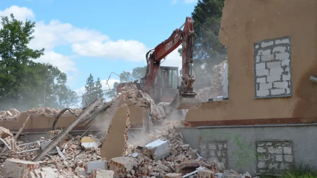 Tczew - Trwa rozbiórka dawnego koszarowca