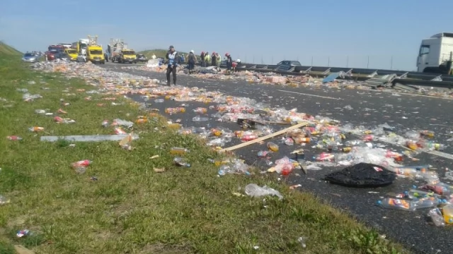 Tczew - Rozsypane butelki na autostradzie - uwaga na utrudnienia na A1 [FOTO]