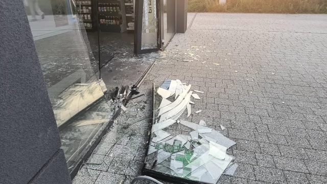 Tczew - Osobówka wjechała w aptekę