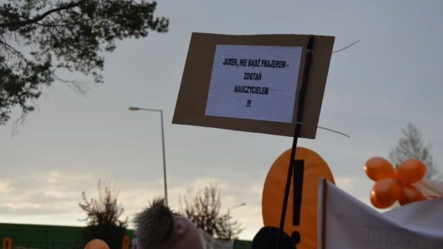 Tczew - Manifestacja pod delegaturą kuratorium. "Oświata stoi nad przepaścią"