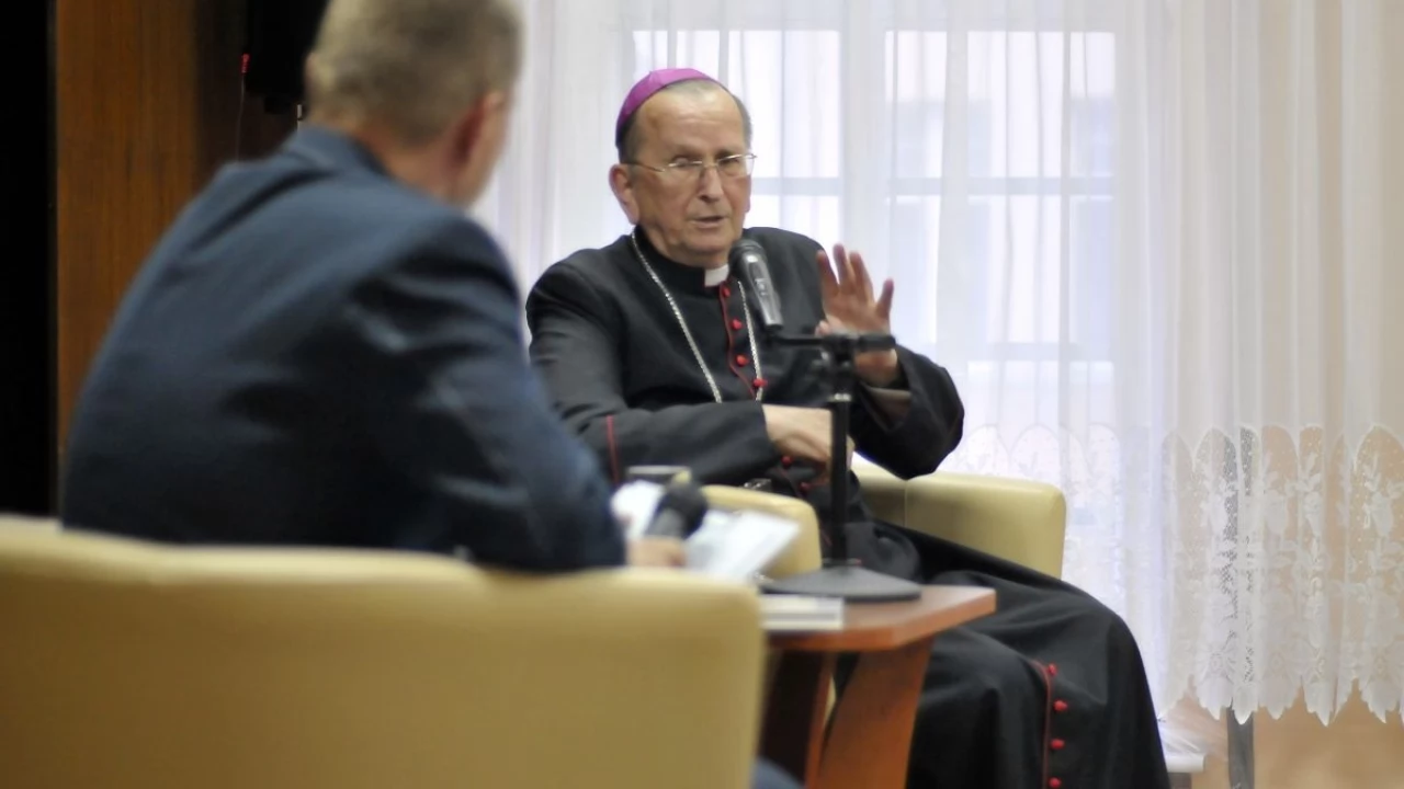 Tczew - Arcybiskup senior Henryk Muszyński w Miejskiej Bibliotece Publicznej