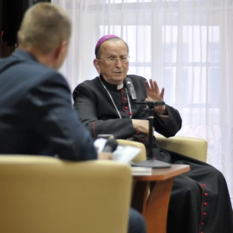Tczew - Arcybiskup senior Henryk Muszyński w Miejskiej Bibliotece Publicznej