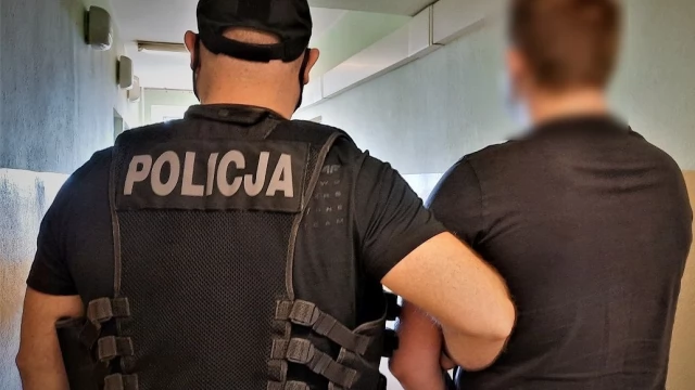 Tczew - 18-latek odpowie za uszkodzenie drzwi na dworcu PKP