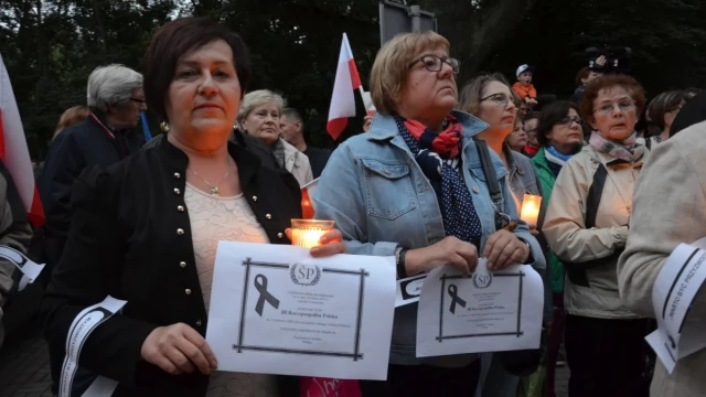 Tczew - Łańcuch światła z Tczewa w obronie niezależnych sądów 