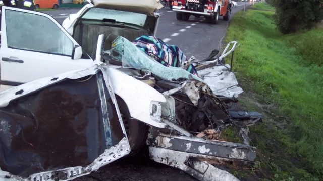 Tczew - Osobowy mercedes zderzył się z ciężarówką - jedna osoba nie żyje