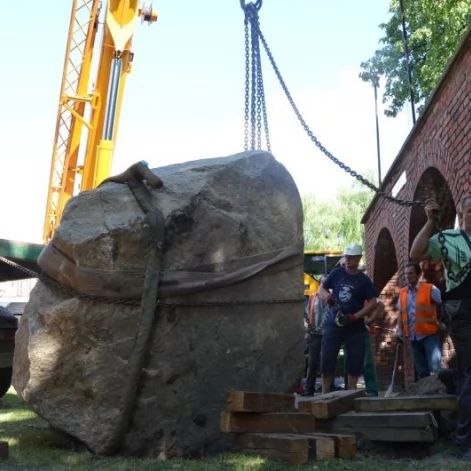 Tczew - Kilkunastotonowy głaz pojawił się w centrum Tczewa
