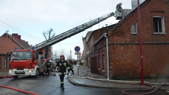 Tczew - Pożar na ulicy Czyżykowskiej. Trwa akcja gaśnicza, jedna osoba ranna