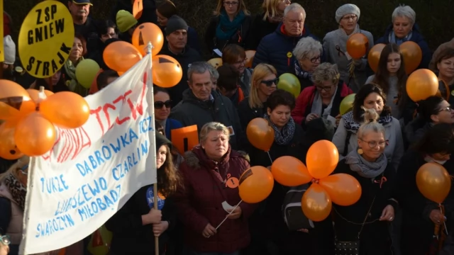 Tczew - Manifestacja pod delegaturą kuratorium. "Oświata stoi nad przepaścią"