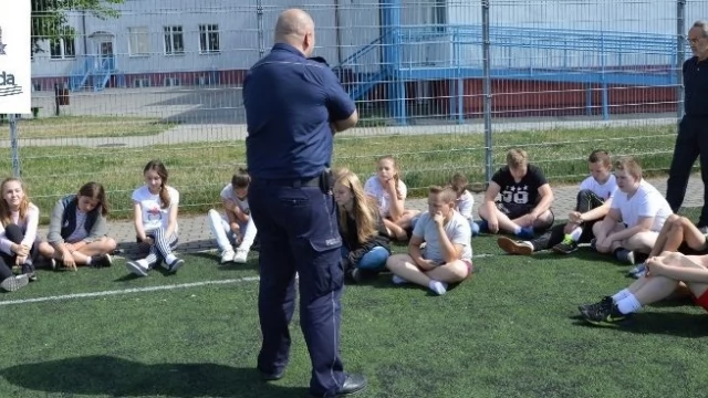 Tczew - Policjanci rozmawiali z uczniami o wakacyjnym bezpieczeństwie