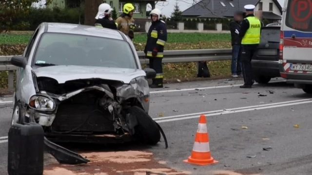 Tczew - Wstępna przyczyna wypadku w Czarlinie - 83-letni kierowca opla nie ustąpił pierwszeństwa