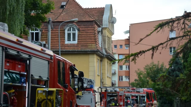 Tczew - Pożar na Zielonej. Strażacy wynieśli z mieszkania mężczyznę