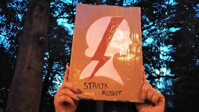 Tczew - Tłumy na ulicach Tczewa. Protest przeciw decyzji TK #PiekłoKobiet