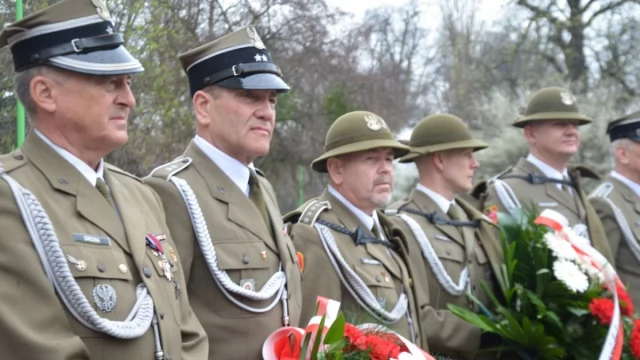 Tczew - Saperzy, którzy zginęli przy rozminowywaniu Tczewa, upamiętnieni