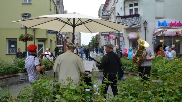 Tczew - Pchli Targ. Deszcz  nie wystraszył największych amatorów handlu pod chmurką