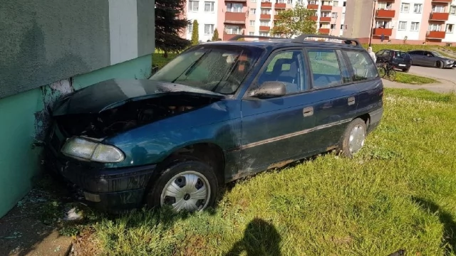Tczew - Pelplin. Samochód osobowy wjechał w blok